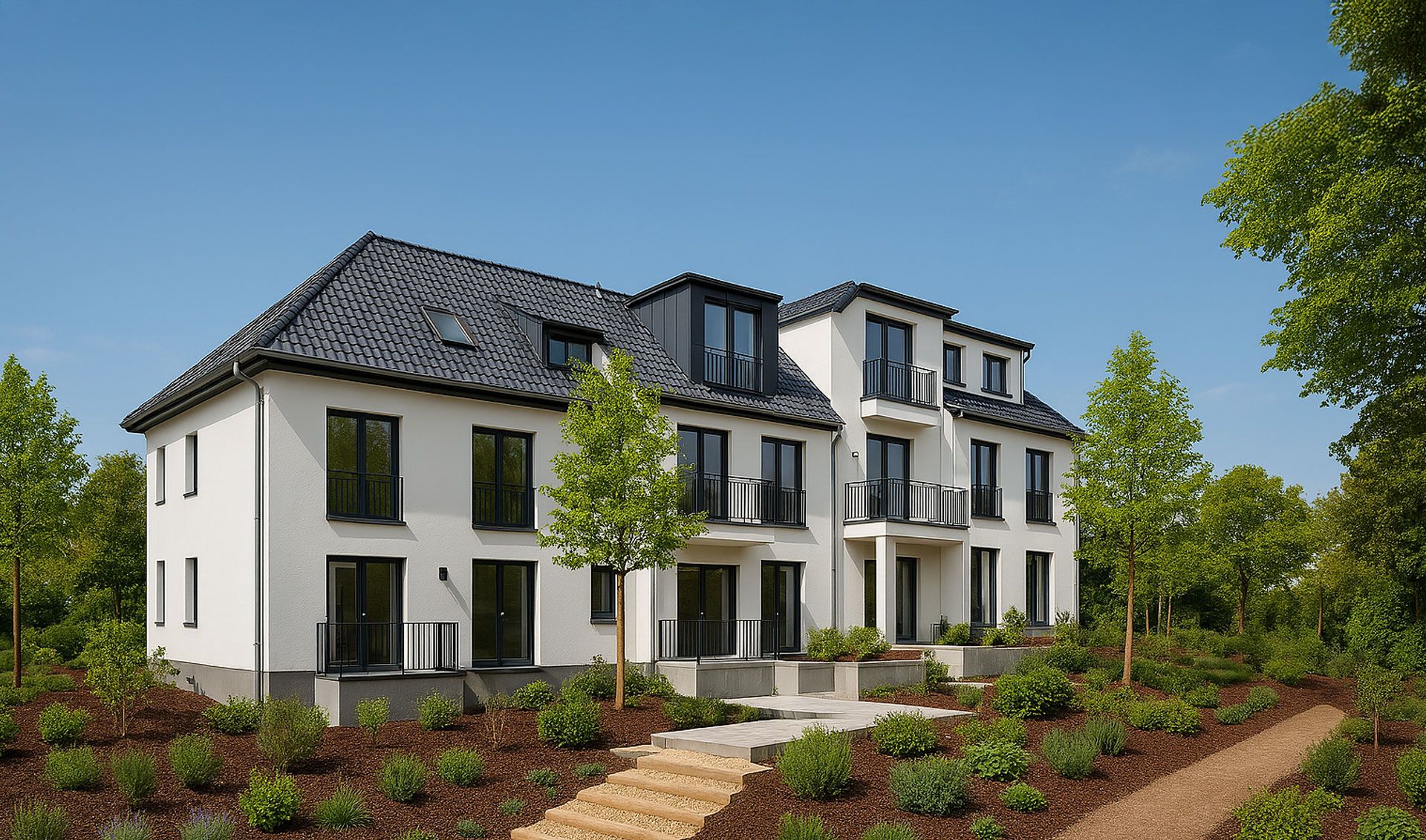 Neu gebautes Mehrfamilienhaus mit weißer Fassade und Gartenanlage